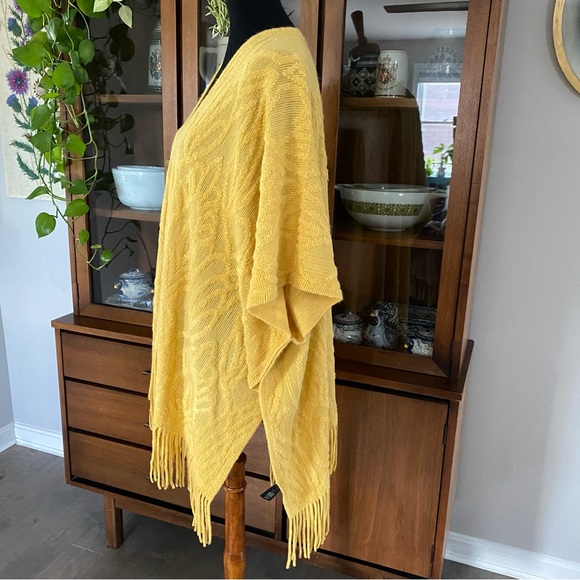 Do everything in Love Brand Open Knit Kimono with Fringe Tassels - Picture 4 of 9